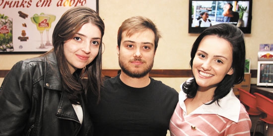 Laura Pimentel, Eduardo Miron e Yane Ribeiro em jantar noite dessas